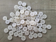 BOTON DE POLIESTER - Medida 18 ( 11 mm ) - CON LOGO - x 10.000 unid. - tienda online