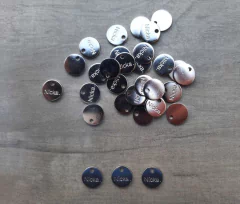 chapita con logo - Medida 12 mm de diametro x 1000 unidades - GRUPO AVIOS