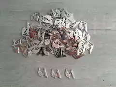 chapita con logo - Medida 15 mm de diametro CON PASACINTA x 1000 unidades