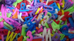 100 Forminhas de Modelar + 200 Letras e Números - BRINQUEDOS E UTILIDADES 