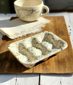 Huevera. multicolor
