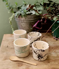 SET DE DOS POCILLOS CAFÉ. salpicado aqua - comprar online