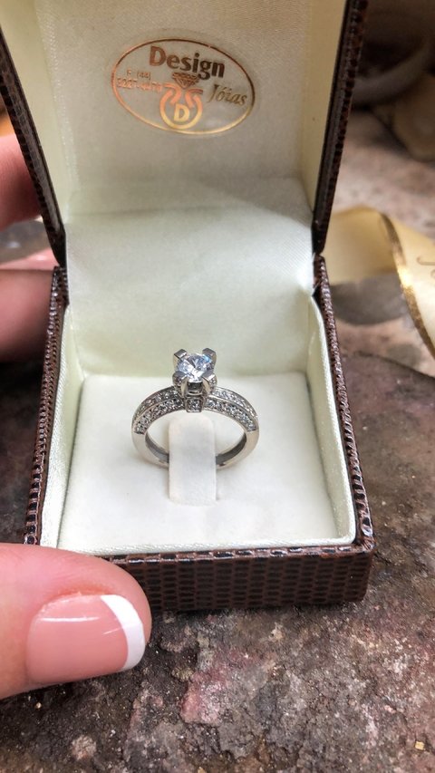 Anel Em Ouro Branco 18kl/750 Com Zircônias