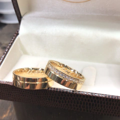 ALIANÇA QUADRADA COM DIAMANTES EM OURO AMARELO 18KL/750 - Design Joias