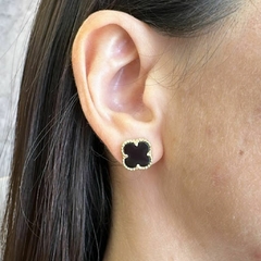 Corrente com pingente, brincos e anel de trevo com a pedra Onix - Design Joias