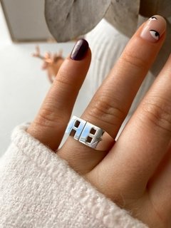 ANILLO INICIALES RECTO GRANDE - Bella Donna Boutique