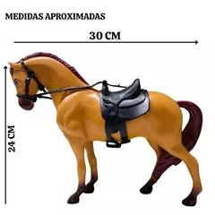 Boneco de cavalo preto com sela marrom da linha Horse Ranch, apresentado em uma embalagem ilustrada com temática de rancho.