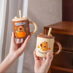 TAZA CON TAPA CAPYBARA OREJITAS - comprar online