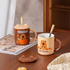 TAZA CON TAPA CAPYBARA OREJITAS en internet
