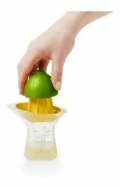 EXPRIMIDOR DE CITRICOS CON MEDIDA - tienda online