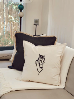 ALMOHADON LITTLE HORSE NEGRO - comprar online