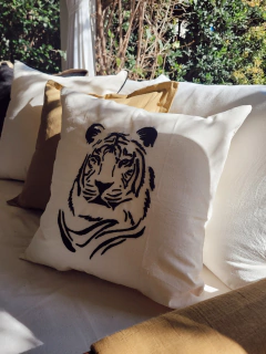 ALMOHADON TIGRE NEGRO en internet