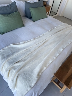 PIE DE CAMA / MANTA NIDO OFF WHITE en internet
