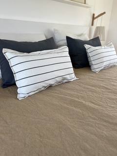 ALMOHADON RAYAS PLOMO - Guama Deco