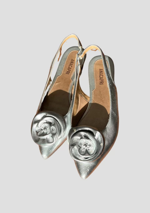 Sandalia prata aberta com flor