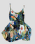 Vestido feminino com estampa tropical, apresentando tucanos e flores em fundo azul.