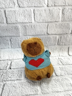 Peluche Capybara con Sweater 25 cm - RED ALO