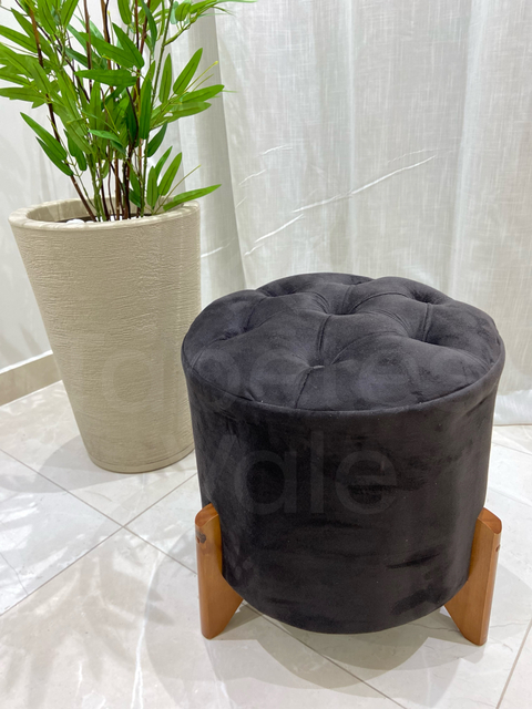 Puff Capitonê Pés Madeira Marrom