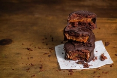 Docena de alfajores de Cacao 70%, categoría Premium - Alfajores "dulce COBO"