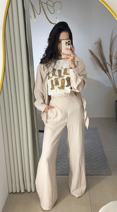 CONJUNTO CAMISA E CALÇA AREIA ANI na internet