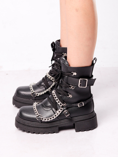 BOTA COTURNO PRETO COM CORRENTES DEMI na internet