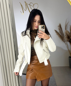 JAQUETA EM COURO SINTÉTICO OFF WHITE - comprar online