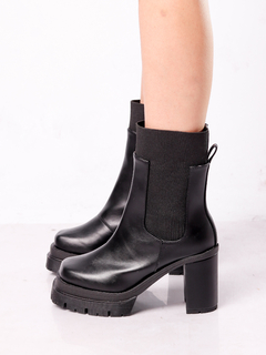 BOTA COTURNO COM SALTO PRETA ZOE - comprar online