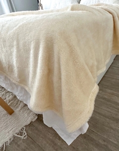 Manta Corderito Pile Soft Crudo - comprar online