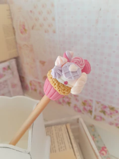 Lapicero shabby con lápiz en internet
