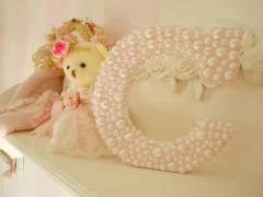 Letra decorativa con perlas combinadas y osita