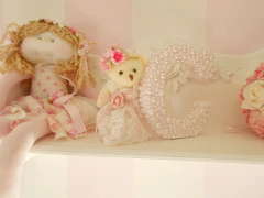 Letra decorativa con perlas combinadas y osita - comprar online