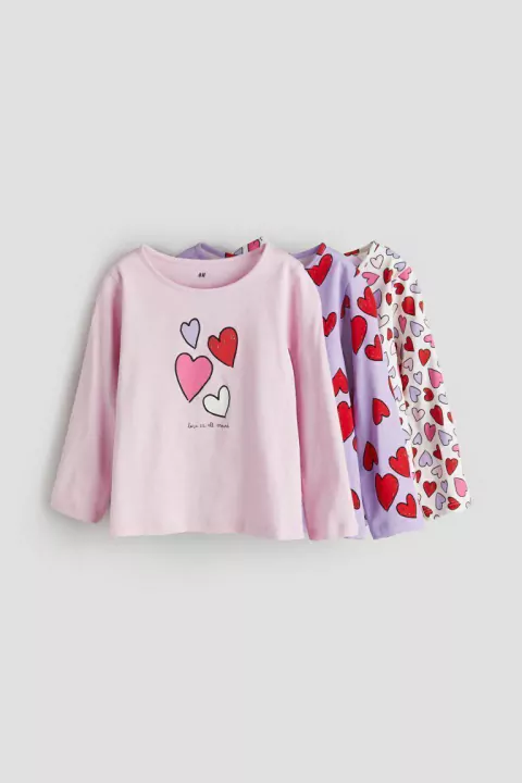 Camiseta blanca con corazones