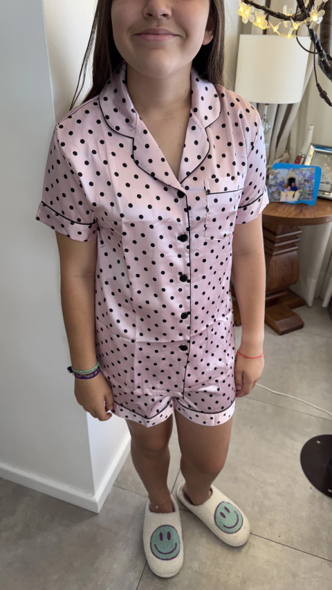 Pijama satén rosa con lunares