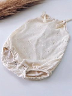 Body infantil de cor baunilha em algodão laise bordado.