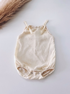 Body infantil de cor baunilha em algodão laise bordado.
