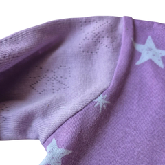 Body bebê manga longa lilás com estampa de estrelas 