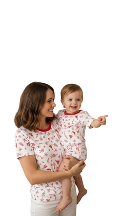 Camiseta adulto natalina branca com estampa vermelha de elementos natalinos.