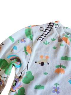 Body de bebê manga longa com estampa colorida de casinha na árvore, flores, abelha e escada