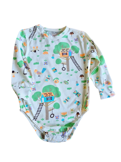 Body de bebê manga longa com estampa colorida de casinha na árvore, flores, abelha e escada