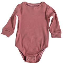 Body de bebê canelado rosa com manga longa e botões de pressão no ombro confortável para o bebê