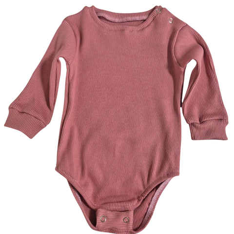 Body de bebê canelado rosa com manga longa e botões de pressão no ombro confortável para o bebê