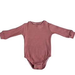 Body de bebê canelado rosa com manga longa e botões de pressão no ombro confortável para o bebê