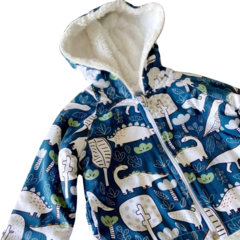 Jaqueta bebê  com estampa de dinossauros brancos e detalhes em verde, com capuz forrado em microfibra branca