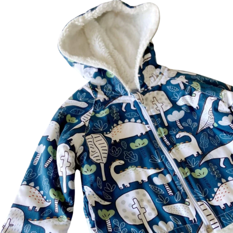 Jaqueta bebê  com estampa de dinossauros brancos e detalhes em verde, com capuz forrado em microfibra branca