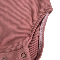 Body de bebê canelado rosa com manga longa e botões de pressão no ombro confortável para o bebê