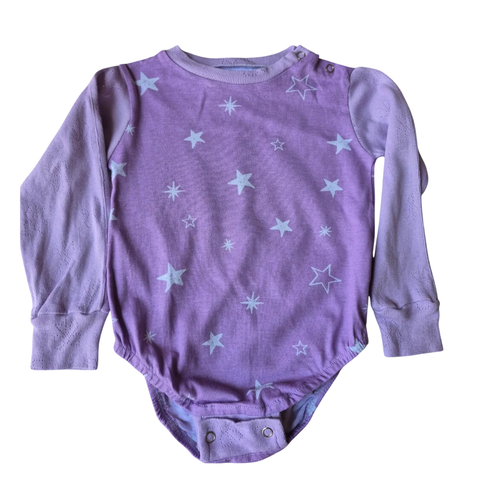Body bebê manga longa lilás com estampa de estrelas 