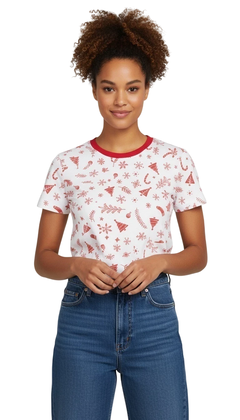Camiseta adulto natalina branca com estampa vermelha de símbolos de Natal, usada por mulher jovem com cabelo cacheado preso