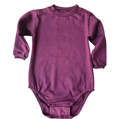 Body bebê de manga longa na cor magenta, com botões de pressão no ombro e na parte inferior