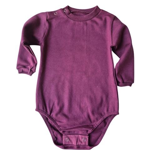 Body bebê de manga longa na cor magenta, com botões de pressão no ombro e na parte inferior