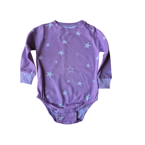 Body bebê manga longa lilás em algodão  com estampa de estrelinhas